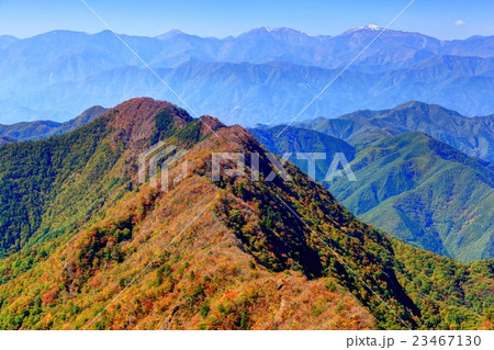 御坂山地・鬼ヶ岳山頂から王岳と南アルプス南部の山並み 23467130