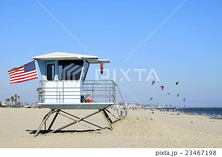ロングビーチのライフガード監視台　海の安全を守る 23467198