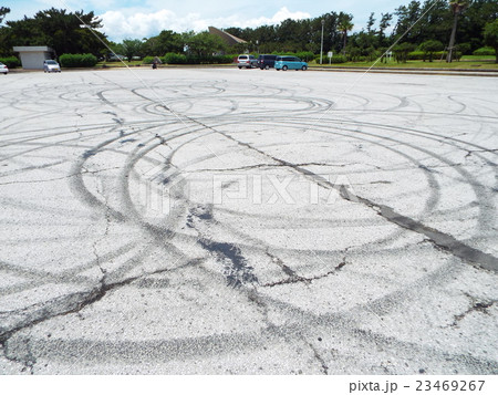 駐車場にはドリフト走行の痕跡がクッキリ 23469267