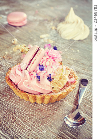 Dessert tart with meringues and white currants. 23469783