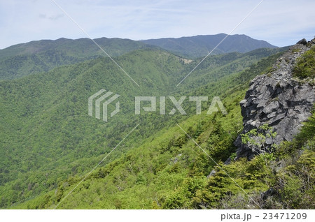 乾徳山より奥秩父の山々を望む 乾徳山より奥秩父の山々を望む 23471209