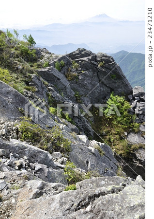 山地の岩場と富士山 山地の岩場と富士山 23471210
