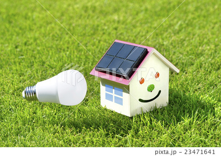 ソーラーパネルと電球 23471641