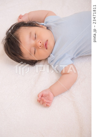 眠る赤ちゃん 眠る赤ちゃん 23471811