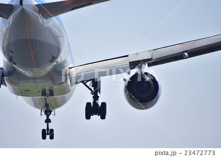 着陸する旅客機 23472773