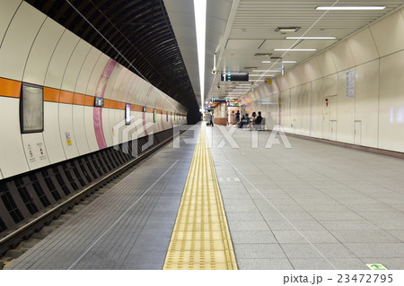 鉄道の地下ホーム 23472795