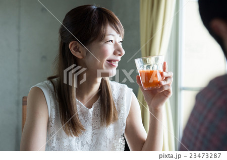 野菜ジュースを飲む女性 野菜ジュースを飲む女性 23473287