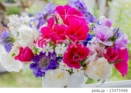 カラフルな花瓶の花の写真素材