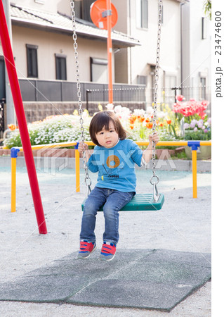 ブランコが少し怖いの写真素材