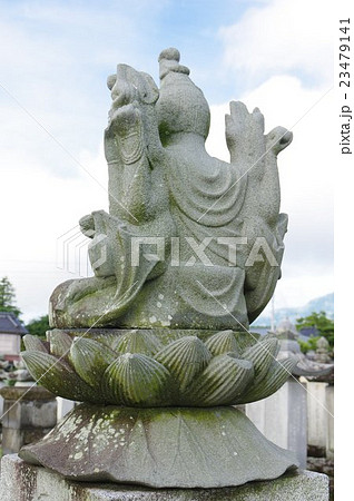 信州の文化財 名工 守屋貞治の石仏 福沢家の准胝観音菩薩 背面左縦 （駒ヶ根市福岡）貞治仏の傑作の写真素材 [23479141] - PIXTA