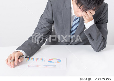 ビジネスシーン　男性　疲労 23479395