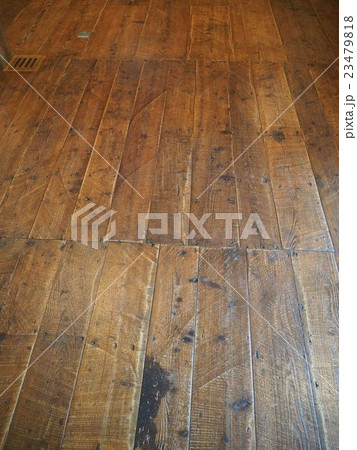 古い蔵の重厚な木床 23479818