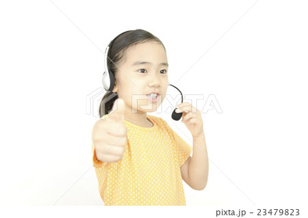 ヘッドセットで会話する女の子　サムズアップする 23479823