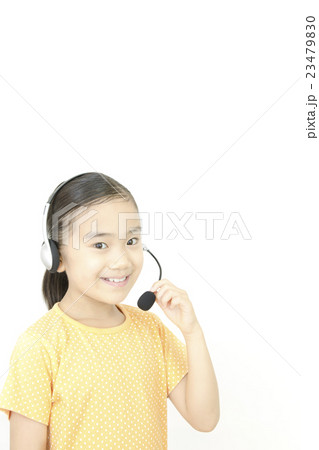 ヘッドセットで会話する女の子　オペレーター風 23479830