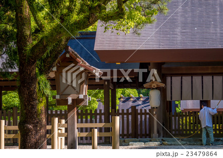 熱田神宮で掃除している神社の人 熱田神宮で掃除している神社の人 23479864
