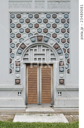 Facade of the vintage building 23480081