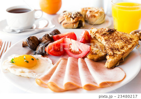 Traditional english breakfast with egg, bacon, mushrooms and tea 23480217