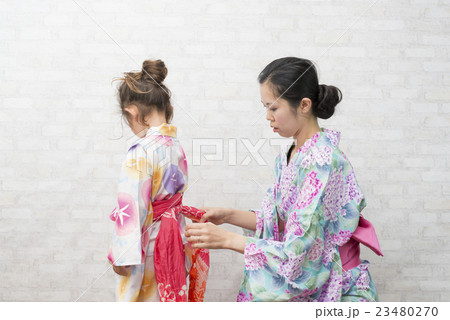 娘に浴衣を着せる母親 23480270