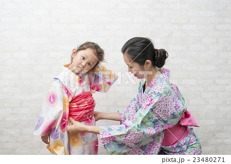 娘に浴衣を着せる母親 23480271