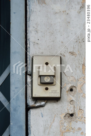 Old plastic door bell on the grunge wall Old plastic door bell on the grunge wall 23480396