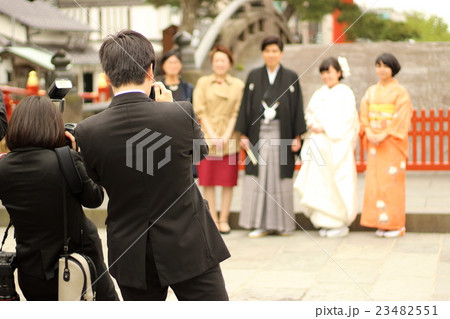 結婚式の撮影をするカメラマン 結婚式の撮影をするカメラマン 23482551