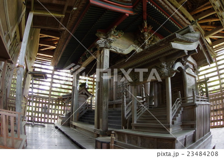 信州　伊那の神社　熱田神社　国重要文化財の本殿　右俯瞰横　多くの彩色された彫刻が見事 23484208