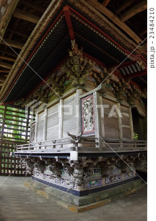 信州 伊那の神社 熱田神社 国重要文化財の本殿 背面俯瞰縦 多くの彩色された彫刻が見事 信州 伊那の神社 熱田神社 国重要文化財の本殿 背面俯瞰縦 多くの彩色された彫刻が見事 23484210