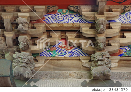 信州　伊那の神社　熱田神社　重要文化財の本殿　肘木・垂木の彫刻群 23484570