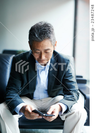 面談を行う男性 面談を行う男性 23487248