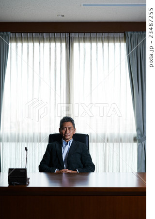 面談を行う男性 23487255