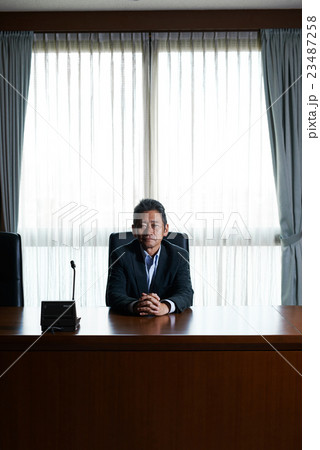 面談を行う男性 23487258