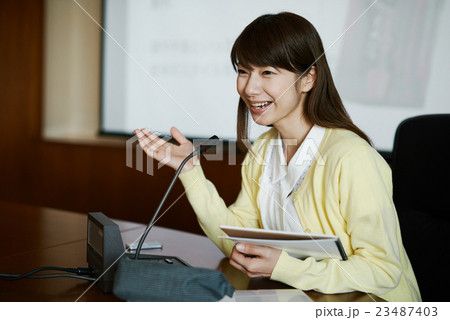 発表を行う女性 発表を行う女性 23487403