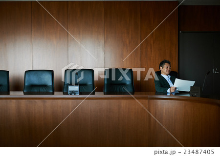 発表を聞く男性 23487405