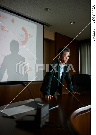 発表を行う男性 発表を行う男性 23487416