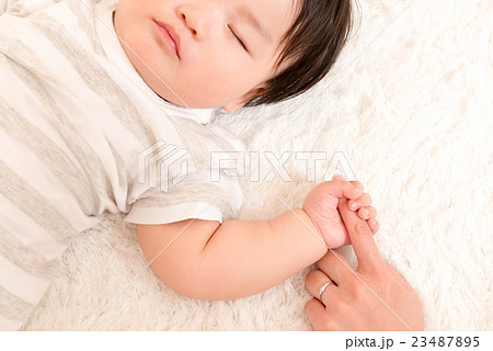 ママの手を握る赤ちゃんの写真素材