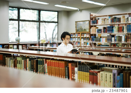 図書館を利用する男性 図書館を利用する男性 23487901