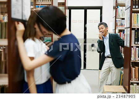 図書館でのハプニングの写真素材