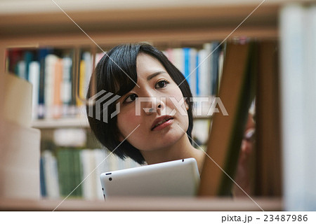 図書館を利用する女性 図書館を利用する女性 23487986
