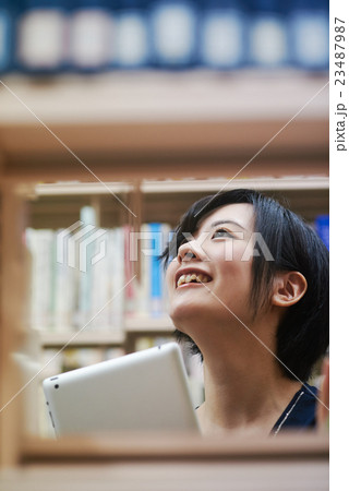 図書館を利用する女性 図書館を利用する女性 23487987