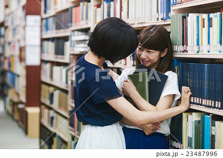 図書館で詰め寄る女性の写真素材