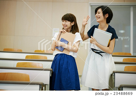大学で講義を受けに来た学生 大学で講義を受けに来た学生 23488669