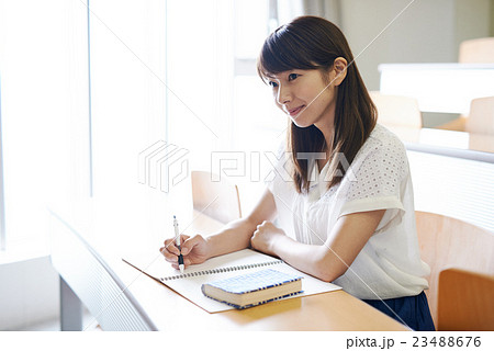 大学で講義を受ける女子学生 23488676