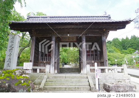 信州 駒ヶ根の寺院 光前寺仁王門 横 (800年頃創建の古刹 霊犬早太郎伝説で有名) 信州 駒ヶ根の寺院 光前寺仁王門 横 (800年頃創建の古刹 霊犬早太郎伝説で有名) 23489053