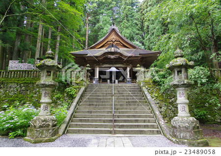 信州　駒ヶ根の寺院　光前寺　参道より本堂を望む　横　（８００年頃創建の古刹　霊犬早太郎伝説で有名） 23489058