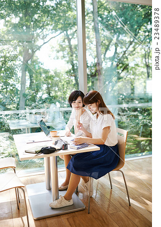 カフェを利用する学生達 カフェを利用する学生達 23489378