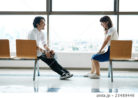 ロビーでくつろぐ男女の学生 23489446