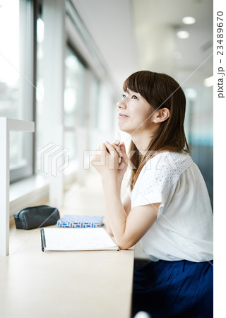 学内スペースで勉強をする女子学生 学内スペースで勉強をする女子学生 23489670