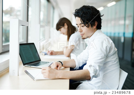 学内スペースで勉強をする学生達 学内スペースで勉強をする学生達 23489678