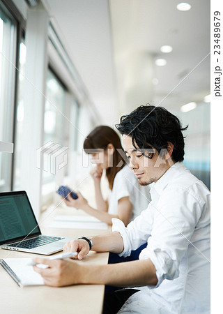 学内スペースで勉強をする学生達 学内スペースで勉強をする学生達 23489679