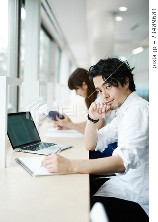 学内スペースで勉強をする学生達 23489681